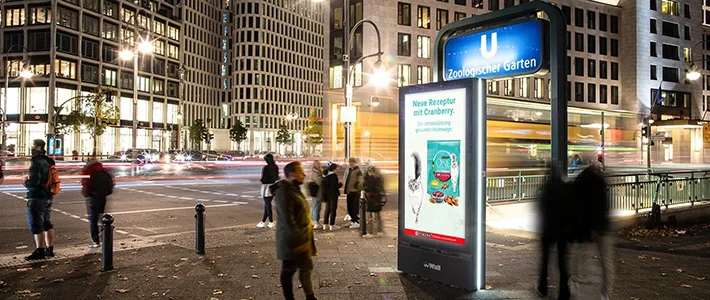 Digital City Light Poster am Zoologischen Garten in Berlin zeigt Werbung für Tiernahrung.