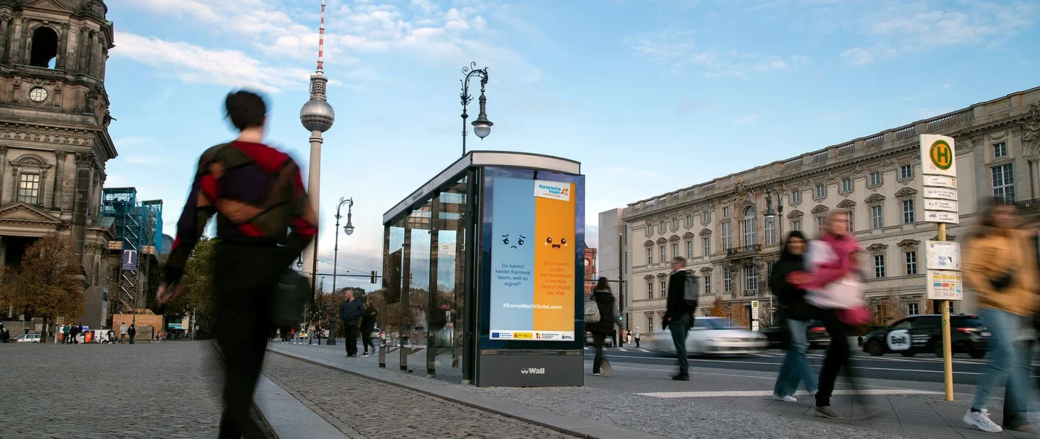 Digital City Light Poster in Buswartehalle mit Tourismus-Werbung.