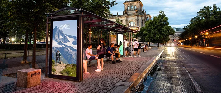 Digital City Light Poster mit Tourismus-Werbung an Buswartehalle im Regierungsviertel Berlins.