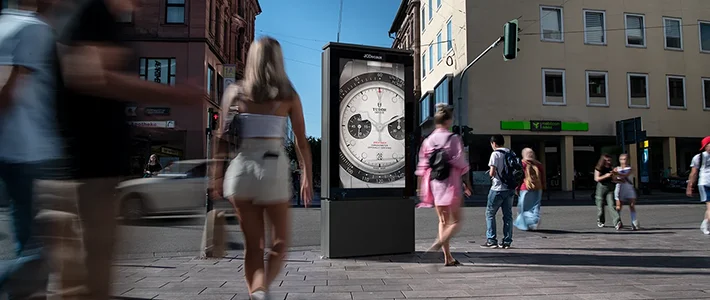 Digital City Light Poster zeigt Uhr-Werbung in Bahnhofsstraße in Saarbrücken.