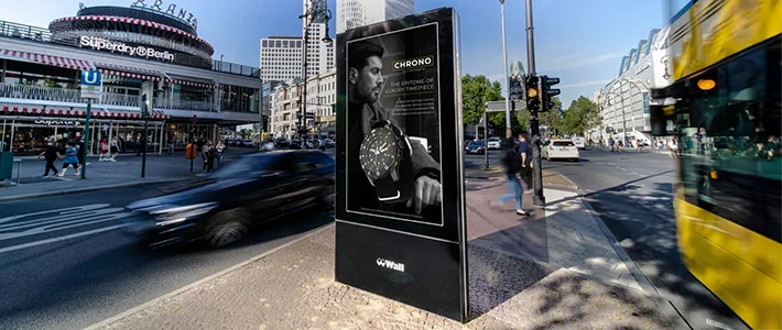 Digital City Light Poster am Kurfürstendamm in Berlin zeigt Werbung für hochwertige Uhren.