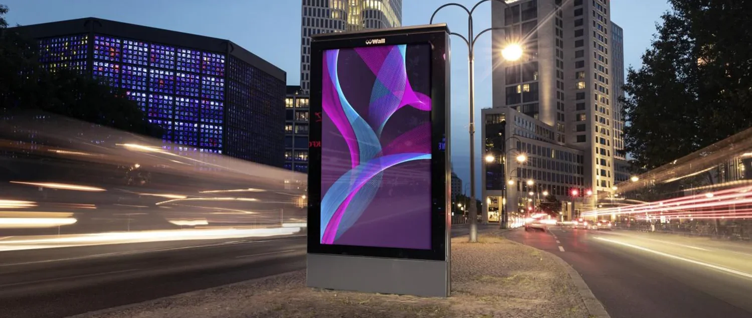 Digital City Light Poster mit abstrakten lila-blauem Motiv an der Budapester Straße in Berlin.