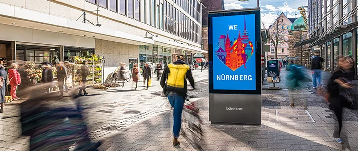 Digital City Light Poster zeigt "We Love" Motiv in Pfannenschmiedgasse in Nürnberg.