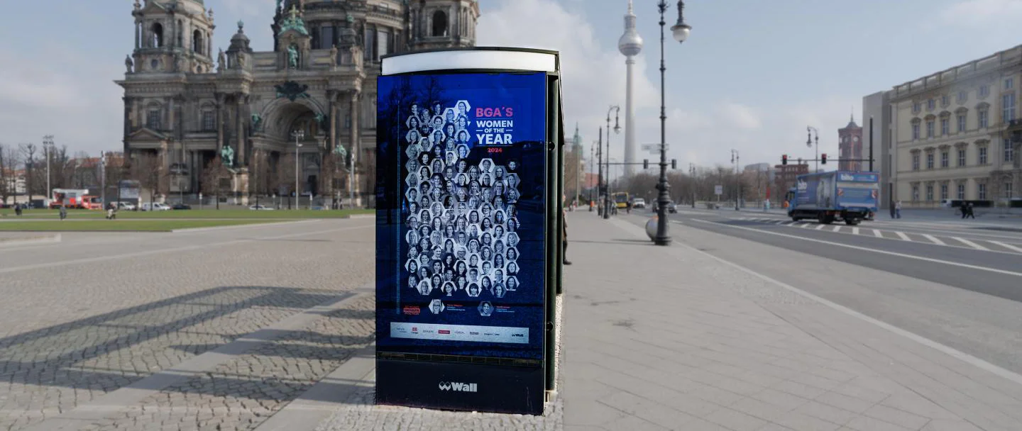 Digital City Light Poster mit Kampagne zum Women of the Year-Award 2024.