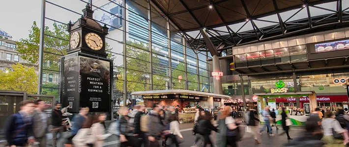 Station Branding an der Southern Cross Station in London zeigt Bierwerbung