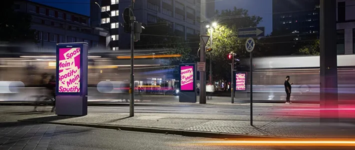 Drei Digital City Light Poster mit Werbung eines Musik-Streamingdienstes am Hauptbahnhof Bremen.
