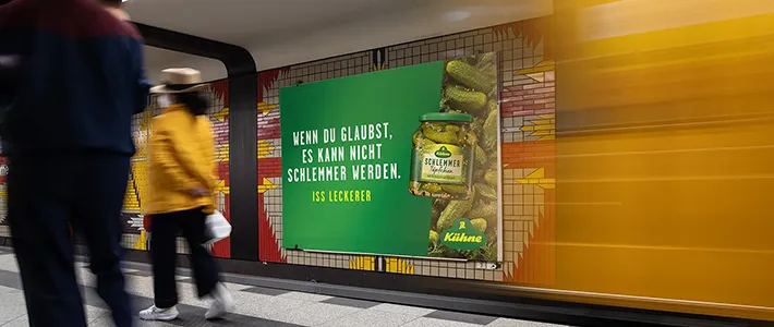 Hintergleisfläche am U-Bahnhof Wilmersdorf in Berlin zeigt Werbung einer Lebensmittelmarke.