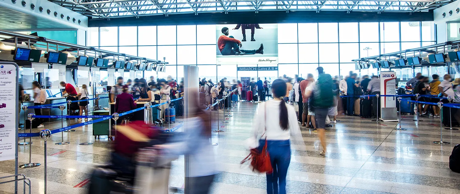 JCDecaux Lightbox mit Modewerbung am Flughafen.