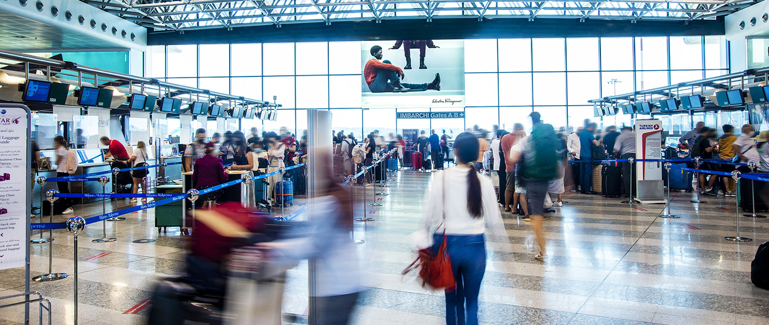 JCDecaux Lightbox mit Modewerbung am Flughafen.