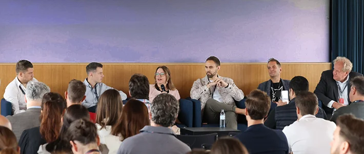 Expert:innen sprechen vor Publikum beim Panel-Talk zum iab Programmatic Day in Wien