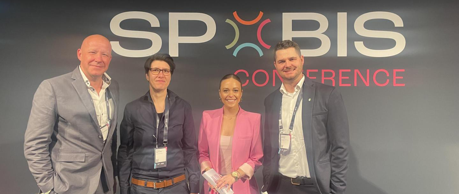 Portrait von Stephan von Naguschewski (WallDecaux), Manuela Spröwitz (Eurowings), Caroline Labes (Moderatorin), Sebastian Frecke (HSV Handball) auf der Spobis 2024.