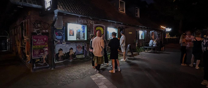 Gruppe von Teilnehmenden des WallDecaux Premium Programmatic Pubquizs stehen abends vor dem Grünen Jäger im Hamburg.