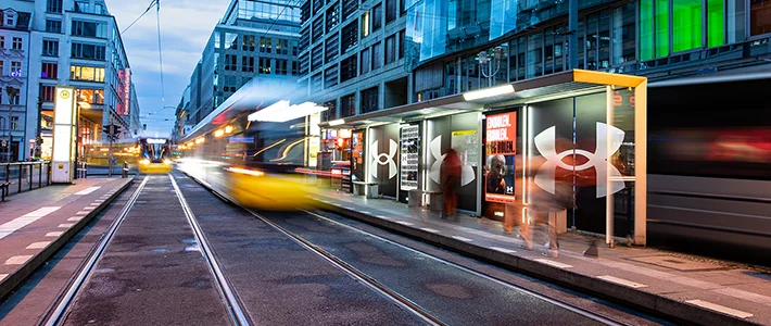 Sonderumsetzung mit Digital City Light Postern an Tram-Wartehalle zeigt Werbung eines Sportartikelherstellers in der Friedrichstraße in Berlin.