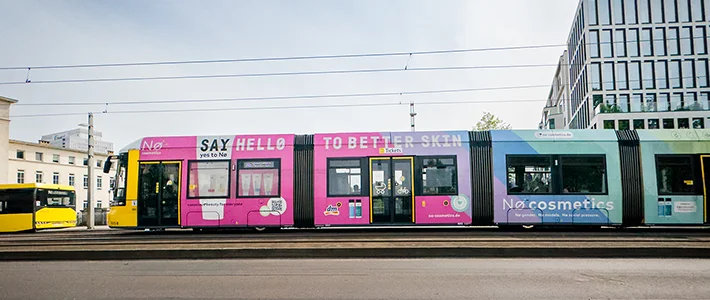 Eine Tram-Vollbeklebung mit Kosmetikwerbung in der Invalidenstraße in Berlin.