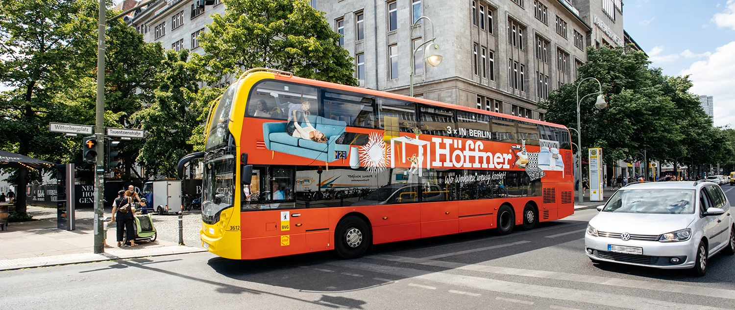 Vollbeklebung eines Doppeldeckerbusses mit Möbelhauswerbung in Berlin.