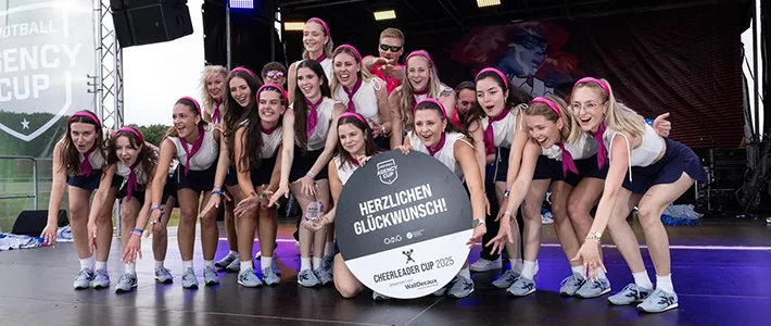 Gewinner-Team des WallDecaux Cheerleader Cups posiert auf der Bühne.