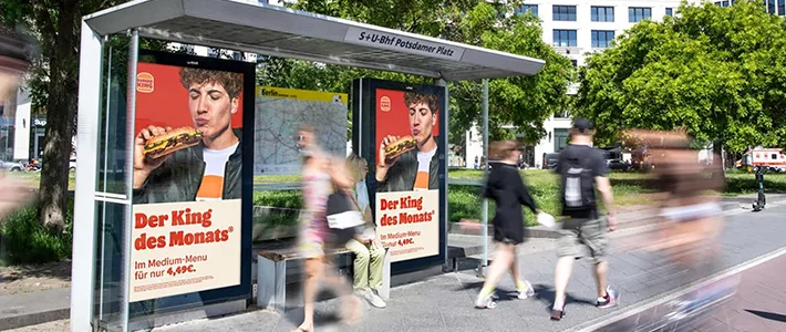 Zwei Digital City Light Poster an Bus-Wartehalle zeigen am Potsdamer Platz Werbung für eine Fast-Food-Kette