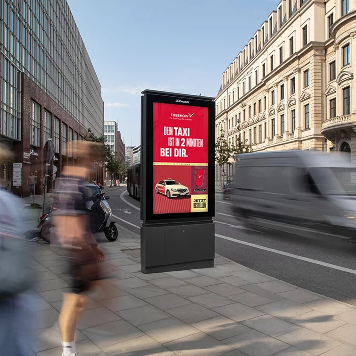 Digital City Light Poster zeigt Werbung für Fahrdienstleister.