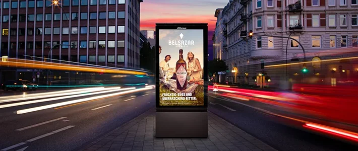 Digital City Light Poster in Berlin zeigt Werbung für alkoholisches Getränk.