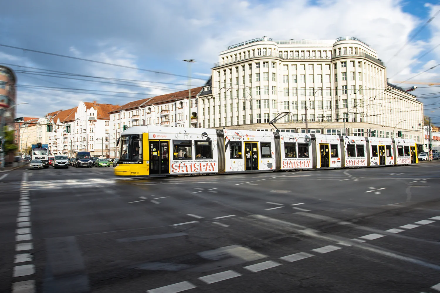 Vollbeklebung einer Tram mit Werbung für eine Bezahlapp in Berlin.