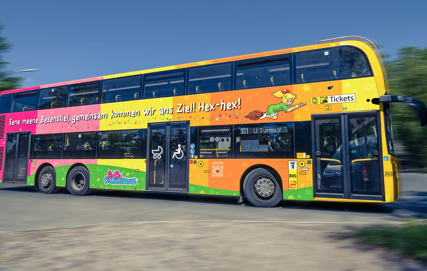 Vollbeklebung eines Doppeldeckerbusses mit Werbung für eine Kinderserie. in Berlin.