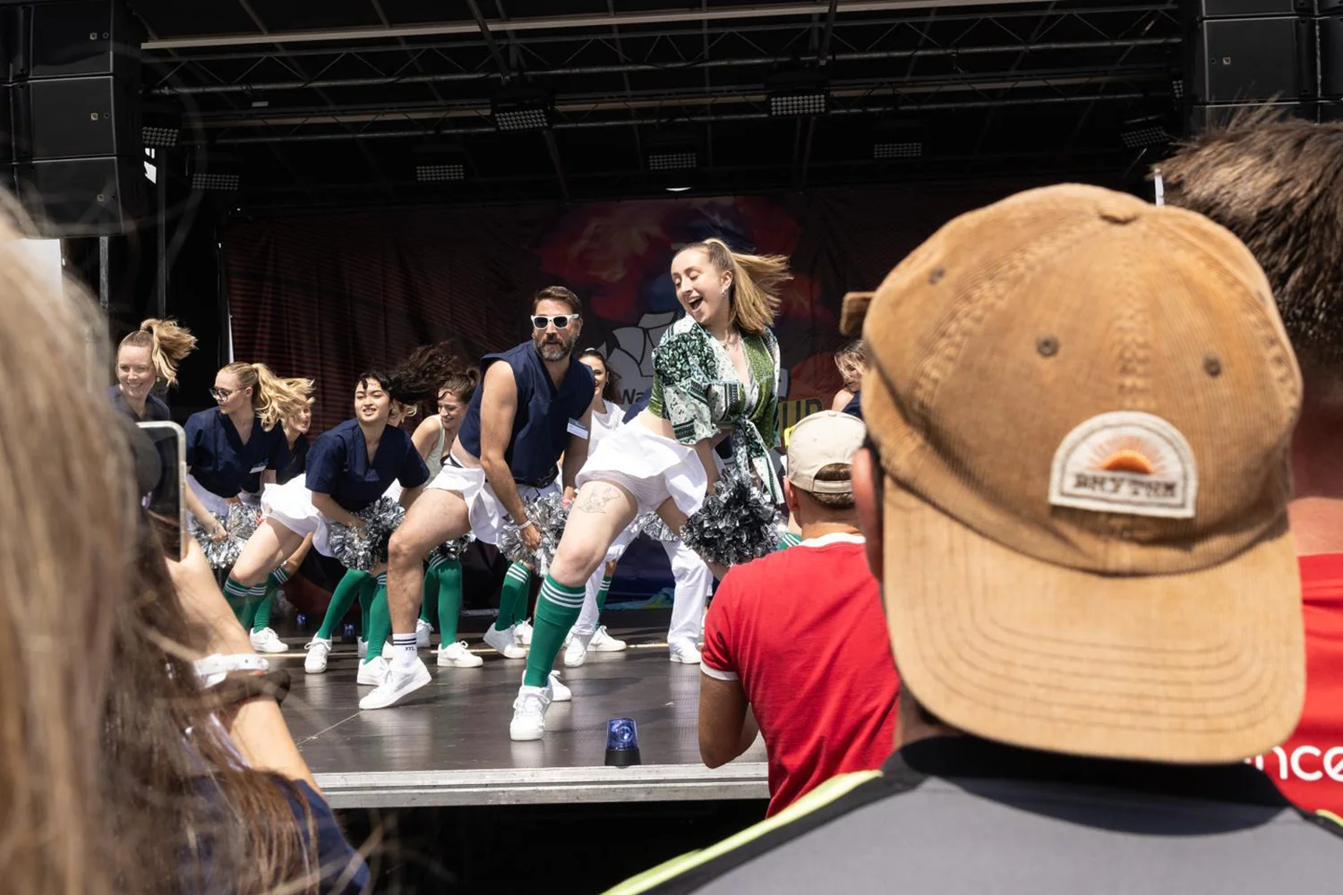 Die Chearleader:innen der Group M/ WPP Media performen auf einer Bühne beim dem WallDecaux Cheerleader Cup 2025.