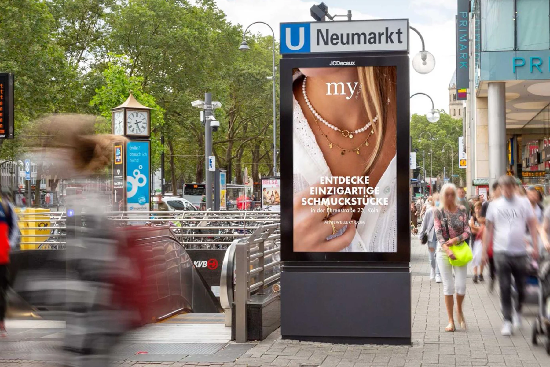 Digital City Light Poster mit Out of Home-Kampagne eines Schmuckherstellers am Neumarkt in Köln.