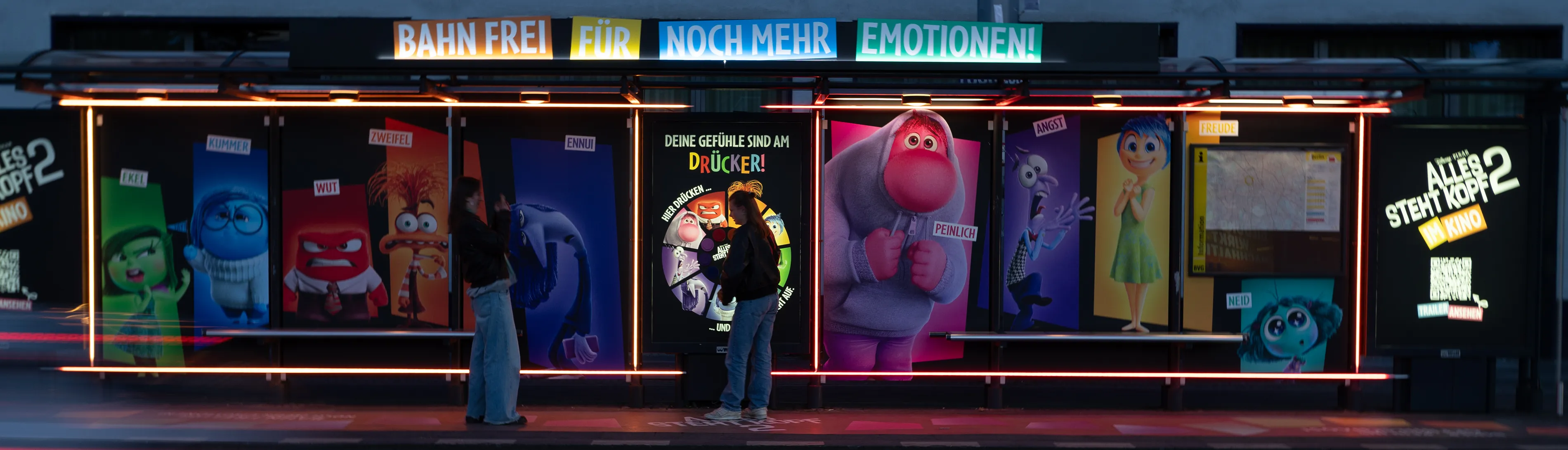 Wartehallenbranding an einer Tramhaltestelle in der Berliner Invalidenstraße zeigt Werbung für einen Animationsfilm