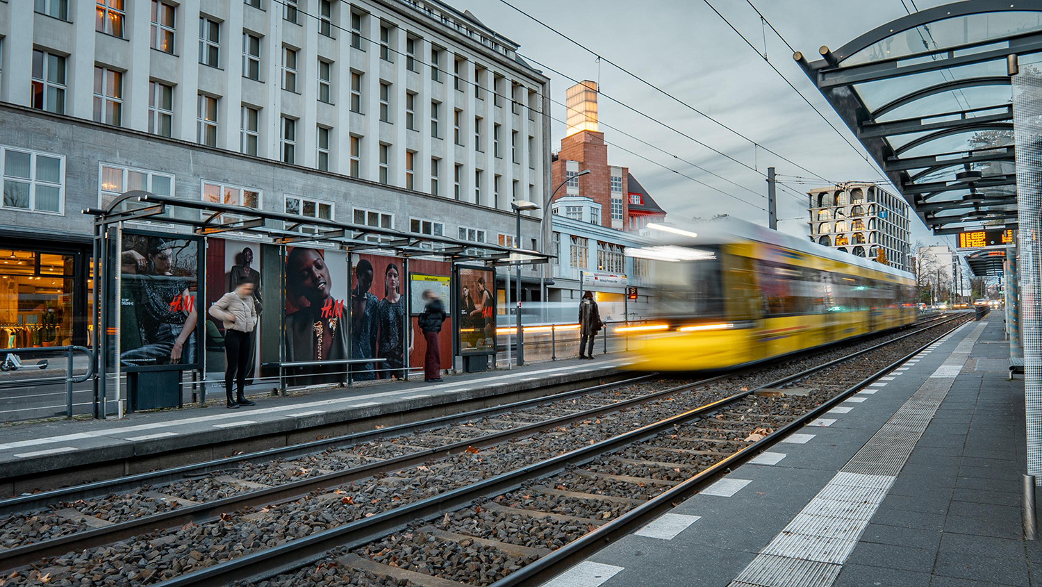 Wartehallenbranding für Modemarke mit Beleuchtung an Berliner Tramhaltestelle.