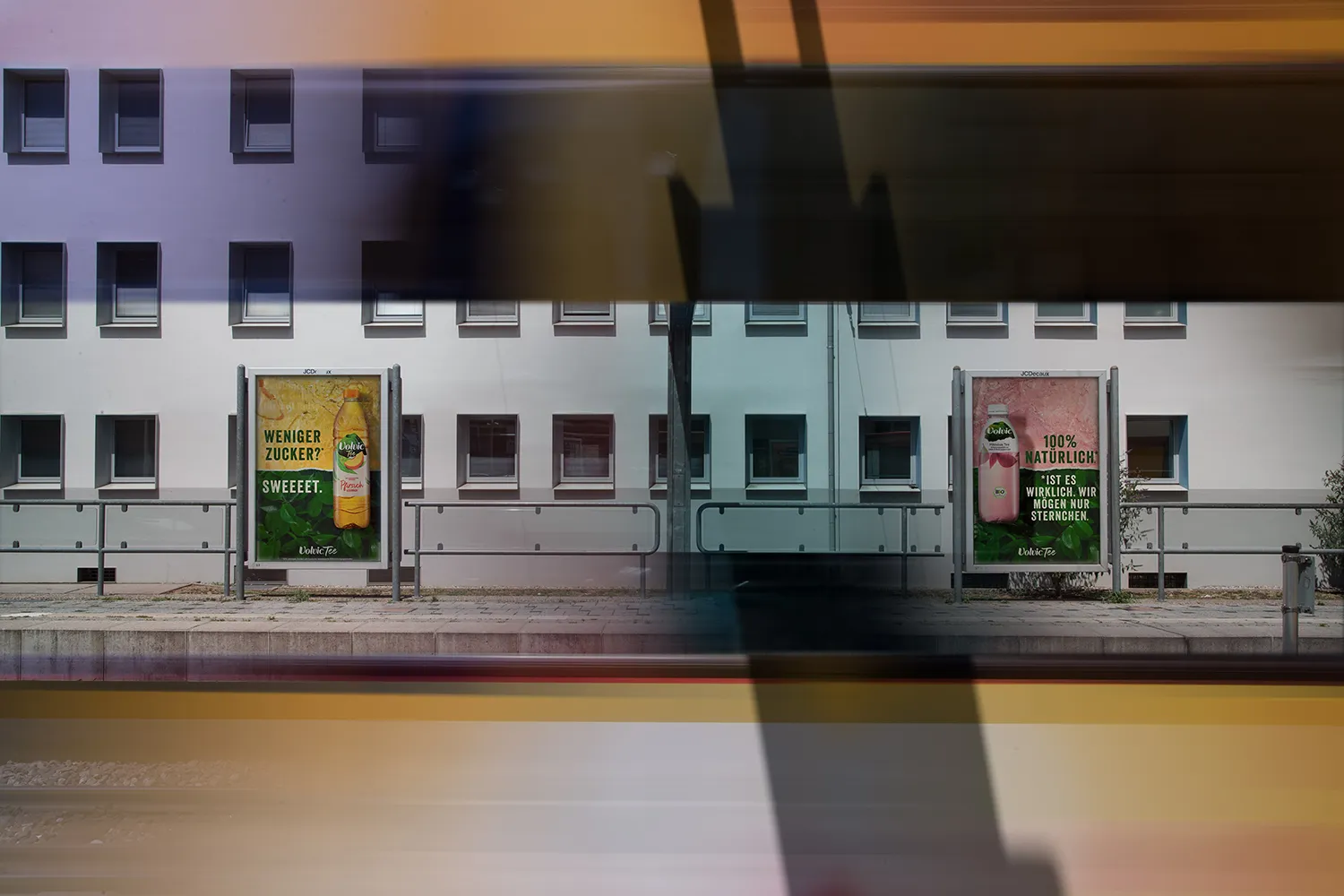 Zwei City Light Poster zeigen Getränkewerbung in Stuttgarter Metzstraße